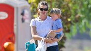 Jennifer Garner brinca com o filho em parque - AKM-GSI/Splash