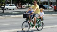 Rodrigo Hilbert Passeia de bicicleta em Copacabana com os filhos - JC Pereira/Agnews