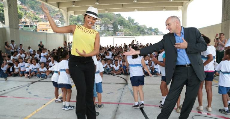 A rainha de bateria da Unidos da Tijuca dança com Regli. - Reginaldo Teixeira