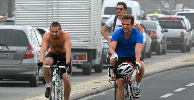 Rafael Cardoso, Igor Rickli e Rafael Losso andam de bike no Rio - Dilson Silva/AgNews