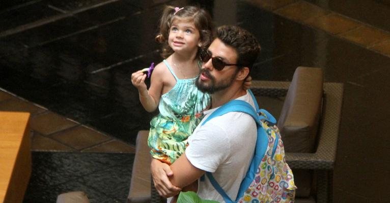 Cauã Reymond passeia com Sofia após encontrar Grazi - AgNews