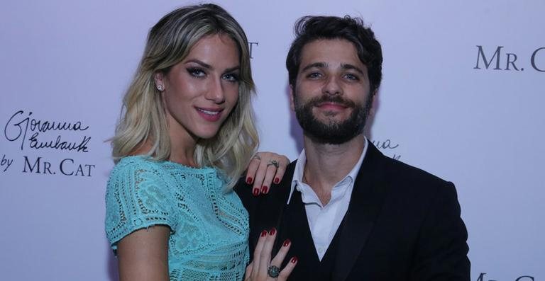 Giovanna Ewbank recebe o carinho do marido, Bruno Gagliasso, em lançamento - Marcello Sá Barretto / AgNews