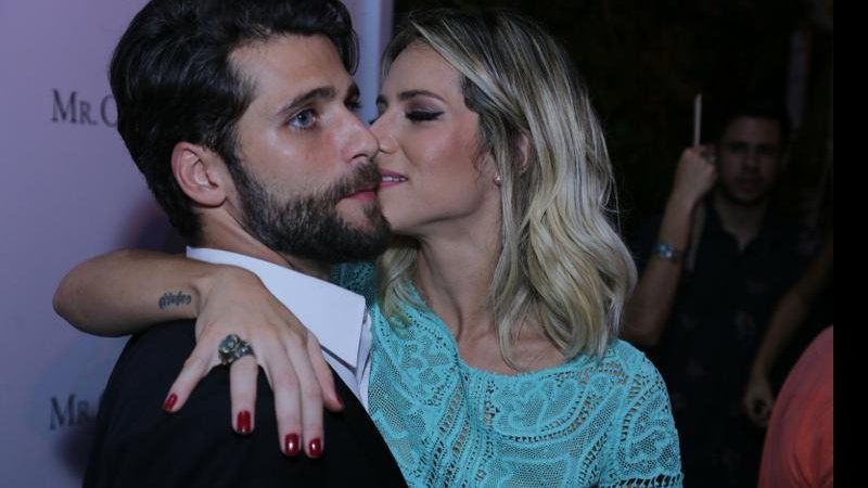 Giovanna Ewbank recebe o carinho do marido, Bruno Gagliasso, em lançamento - Marcello Sá Barretto / AgNews