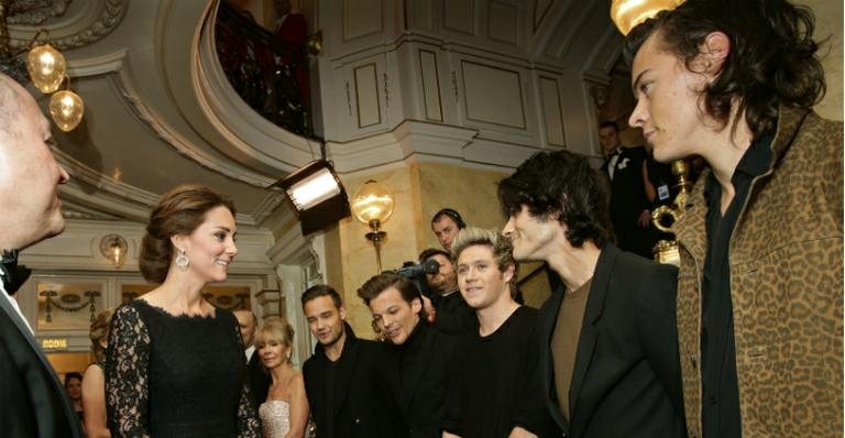 Integrantes do One Direction cumprimentam Kate Middleton em evento - Getty Images