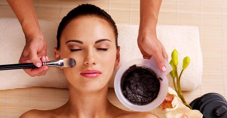 Máscara facial de açaí deixa a pele jovem e sedosa - Shutterstock