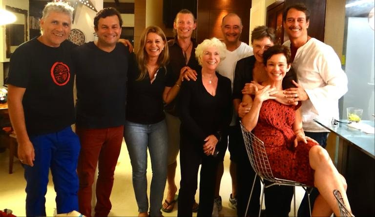 Inti Briones, David Schurmann, Erroll Shand, Fionnula Flanagan, João Roni, Brigitte Broch, Júlia Lemmertz,  Marcello Antony e Yara Genovez, anfitriã de uma noite especial com a equipe de "Pequeno Segredo". - Foto de Divulgação / "Pequeno Segredo"