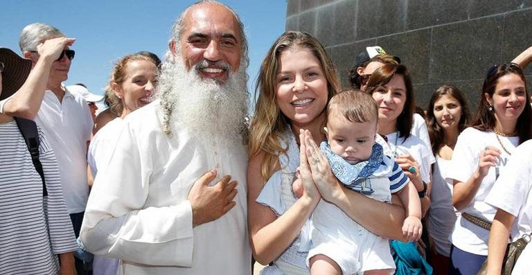 Sri Prem Baba e Bárbara Borges com o filho - Felipe Panfili/ AgNews