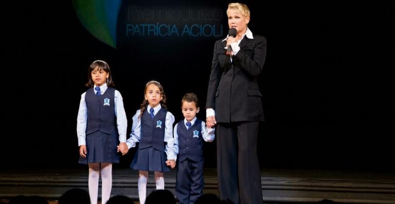 A emoção da estrela com Vitória, Isabelly e Fillype,  do coral de sua Fundação, que se apresenta pela primeira vez no palco  do Theatro Municipal  do Rio de Janeiro. - FABRIZIA GRANATIERI