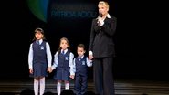 A emoção da estrela com Vitória, Isabelly e Fillype,  do coral de sua Fundação, que se apresenta pela primeira vez no palco  do Theatro Municipal  do Rio de Janeiro. - FABRIZIA GRANATIERI