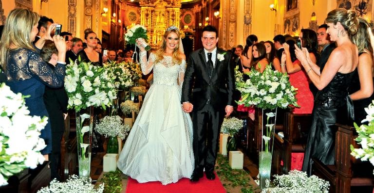 A suntuosa Igreja Nossa Senhora do Brasil, no coração de São Paulo, ganha refinado décor  com rosas champanhe  e brancas, para a boda  da estrela e do cantor. - JOÃO PASSOS/BRASIL FOTOPRESS