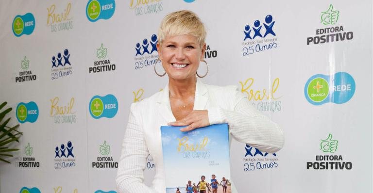 Xuxa com o livro "Brasil das Crianças" - FABRIZIA GRANATIERI/OBJECTIVA IMAGEM