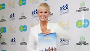 Xuxa com o livro "Brasil das Crianças" - FABRIZIA GRANATIERI/OBJECTIVA IMAGEM