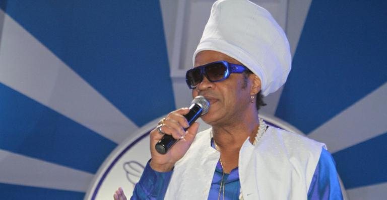 Carlinhos Brown é coroado rei da percussão da Portela - Anderson Borde / AgNews