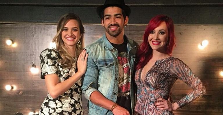 Juliana Paiva e Josie Pessoa com o cantor Dilsinho - Divulgação