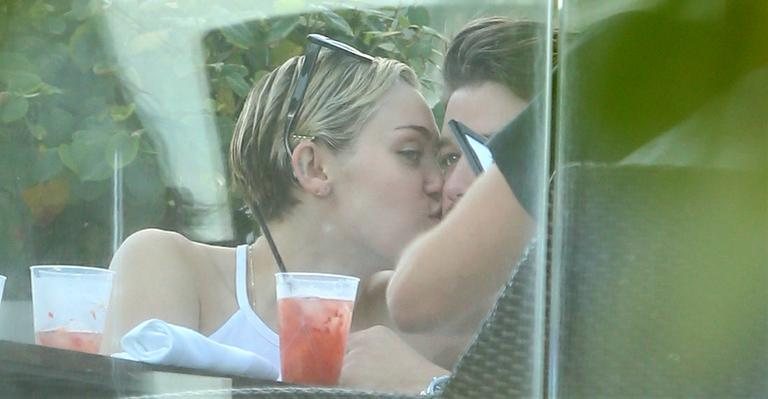 Miley Cyrus dá beijo na bochecha do namorado, Patrick Schwarzenegger - Splash News/AKM-GSI