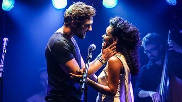 Aline Wirley recebe o carinho de Igor Rickli durante show em São Paulo - Manuela Scarpa / Photo Rio News