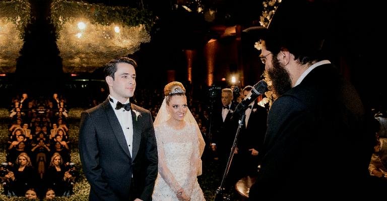 Caroline Shehtman e Bruno Rosenthal recebem as bênçãos do rabino Elyiahu Rosenfeld. - Caio Guimarães