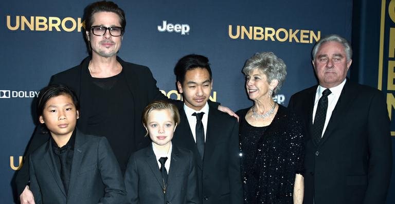 Brad Pitt com Pax, Shiloh e Maddox e os pais Jane Etta Pitt e William Alvin Pitt - Getty Images