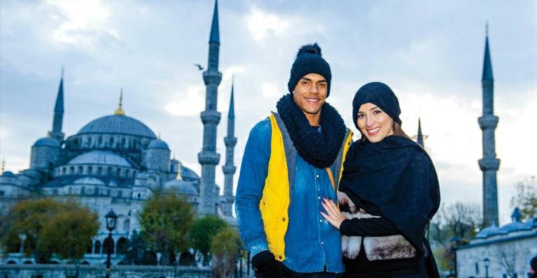 Apaixonados, Marcello  e Caroline encaram o frio de Istambul, maior cidade da Turquia, para visitar  a Mesquita Azul. - Martin Gurfein