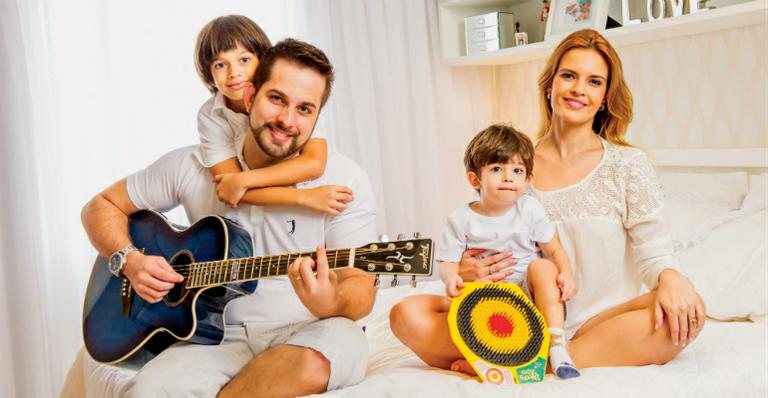 Em seu apartamento carioca, a estrela da Record, acompanhada dos filhos, Bernardo e Arthur,  ouve o marido, Bruno, tocar violão. - Cadu Pilotto