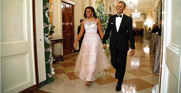 A rigor, o casal Obama chega à gala Kennedy Center Honors, na capital, Washington. - KRIS CONNOR/GETTY IMAGES E JOSHUA ROBERTS/REUTERS