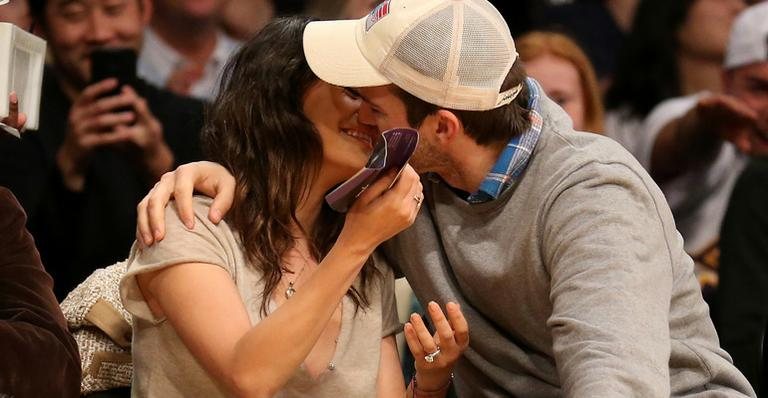 Mila Kunis aparece com Ashton Kutcher usando aliança e levanta supeita de casamento - Getty Images