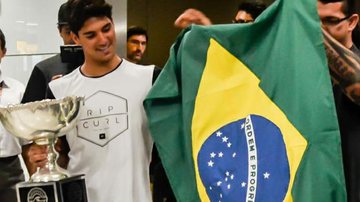 Gabriel Medina desembarca em SP com taça de campeonato mundial nas mãos - Araújo, Caio Duran e Eduardo Martins / CDC Shows e Eventos