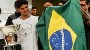 Gabriel Medina desembarca em SP com taça de campeonato mundial nas mãos - Araújo, Caio Duran e Eduardo Martins / CDC Shows e Eventos