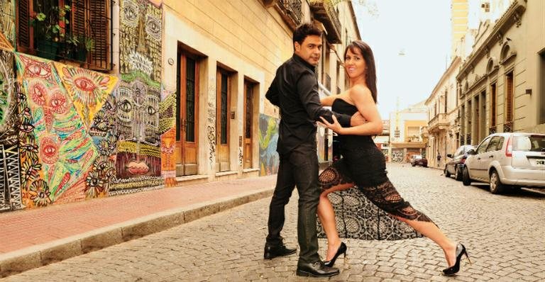 Em charmosa rua de San Telmo, o sertanejo e sua musa ensaiam passos de tango. - CESAR CASCO/CARAS ARGENTINA