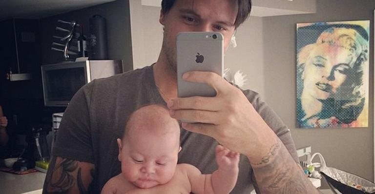 Flávio Mendonça faz selfie com filho Benjamin, que tem dois meses de idade - Reprodução Instagram