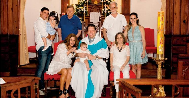 Família reunida: o pai, Diogo, com Malu, o casal Boni e Lou, Matheus com o padre Marcelo, os avós maternos, Luiz e Elke, e a atriz. - FABRIZIA GRANATIERI