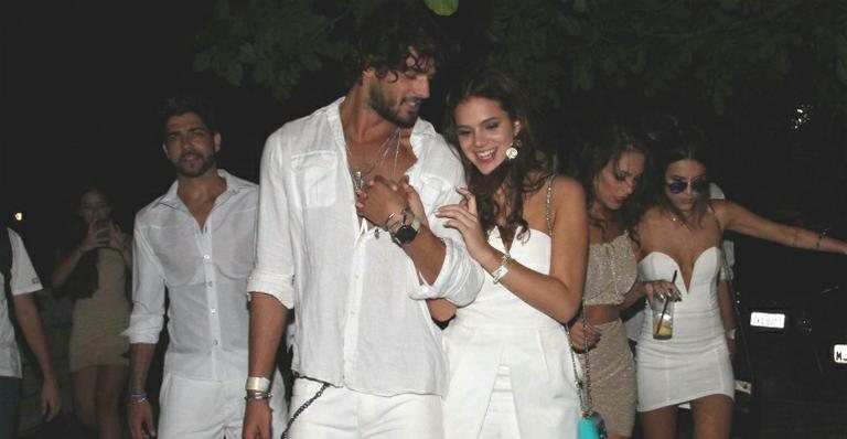 A estrela troca beijos e anda de mãos dadas com o modelo Marlon Teixeira em Jurerê Internacional. - ORLANDO OLIVEIRA/AGNEWS