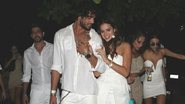 A estrela troca beijos e anda de mãos dadas com o modelo Marlon Teixeira em Jurerê Internacional. - ORLANDO OLIVEIRA/AGNEWS