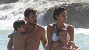 Sophie Charlotte e Daniel Oliveira curtem praia com Raul e Moisés - Dilson Silva/AgNews