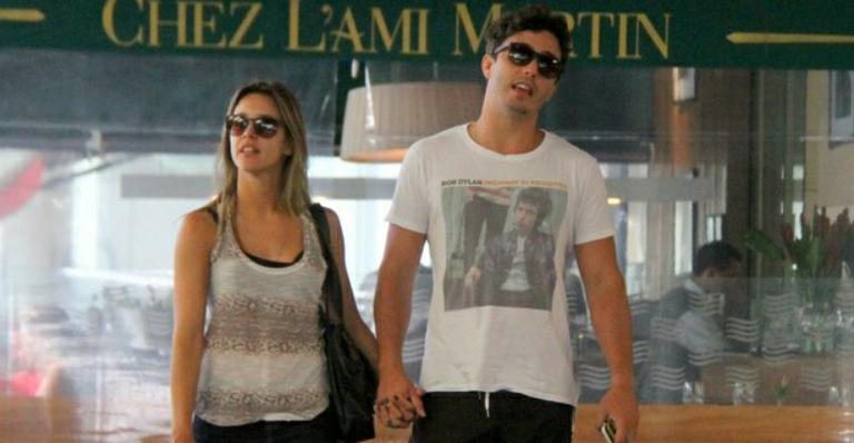 Thiago Rodrigues e Cris Dias passeiam de mãos dadas em shopping no Rio - Daniel Delmiro/AgNews