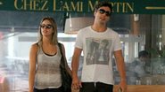 Thiago Rodrigues e Cris Dias passeiam de mãos dadas em shopping no Rio - Daniel Delmiro/AgNews