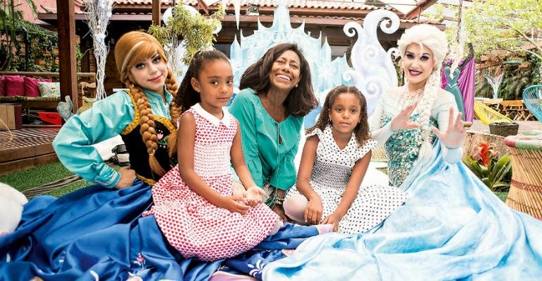 Gloria entre as filhas e as recreadoras, caracterizadas como Anna e Elsa, de Frozen. - CABÉRA