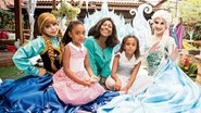 Gloria entre as filhas e as recreadoras, caracterizadas como Anna e Elsa, de Frozen. - CABÉRA