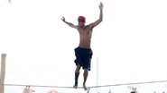 Marcello Melo Jr. pratica slackline em praia do Rio de Janeiro - Jc Pereira/AgNews