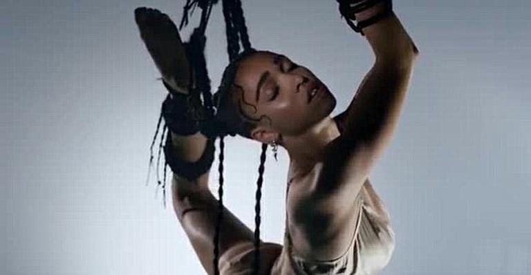 FKA Twigs no videoclipe da música "Pendulum" - Reprodução/ Youtube