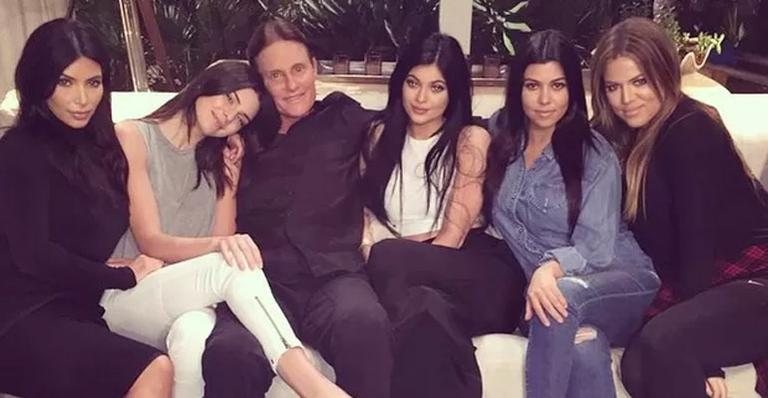 Bruce Jenner se encontrou com as filhas Kylie e Kendall Jenner, e as ex-enteadas Kim, Kourtney e Khloé Kardashian - Reprodução Instagram