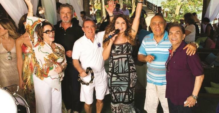 Elba RamalhoElba canta entre Nívea Maria, Werner Schünemann, Renato Aragão, Roberto Guilherme e Dedé Santana. - CESAR ALVES, EDUARDO ALMEIDA E REGINALDO TEIXEIRA