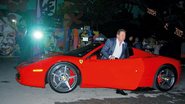 O empresário brasileiro chega ao badalado evento a bordo de sua Ferrari, nos EUA. - Divulgação