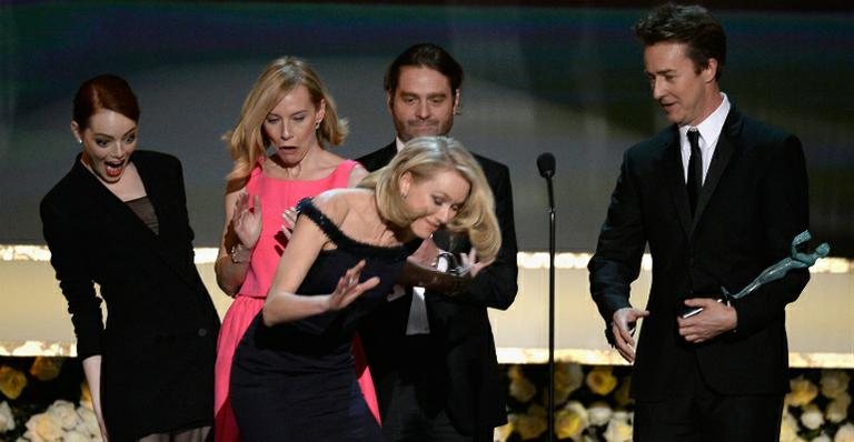 Naomi Watts tropeça e quase cai no palco do SAG Awards 2015 - Getty Images