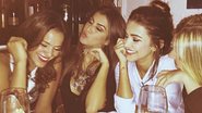 Bruna Marquezine e Manu Gavassi: diversão em jantar com amigas - Instagram/Reprodução