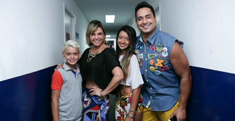 Carla Perez curte show de Xanddy com os filhos - Raphael Castello/AgNews