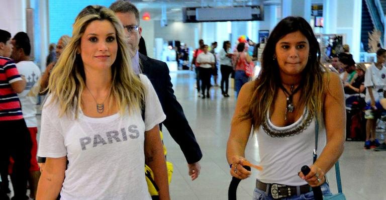 Flávia Alessandra com as filhas, Giulia e Olívia, em aeroporto no Rio de Janeiro - William Oda /AgNews