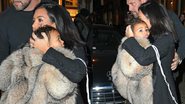 North West, filha de Kim Kardashian e Kanye West, usa casaco de pele - AKM-GSI/Splash