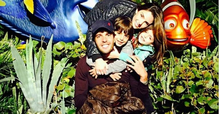 Carol Celico posa com Kaká e os filhos - Instagram/Reprodução