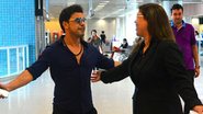 Zezé Di Camargo canta com fã em aeroporto - William Oda/Agnews